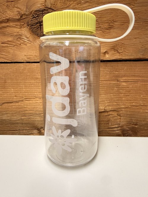 0,5l Trinkflasche der Firma Nalgene mit Druck der JDAV Bayern in grau.